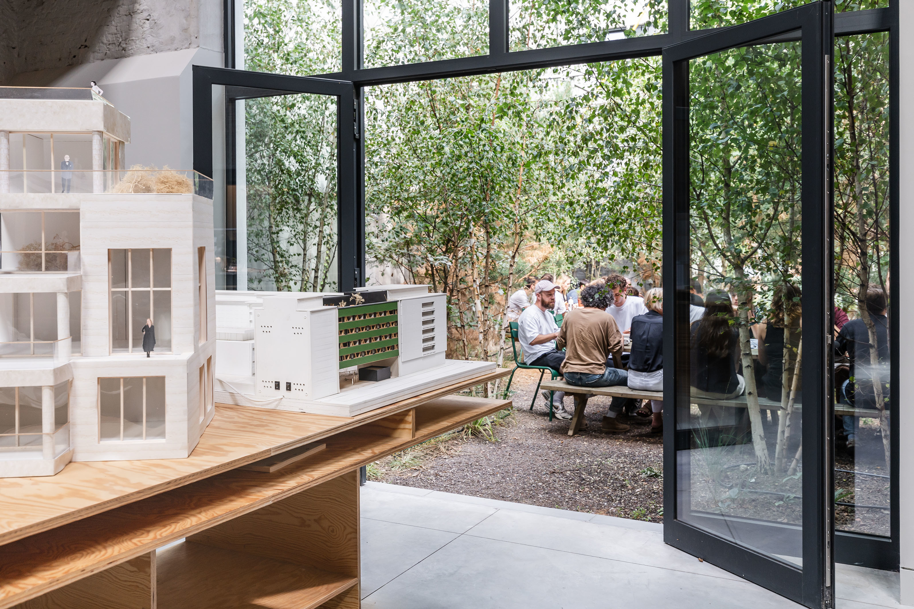 LOW LUCID B cinema 022