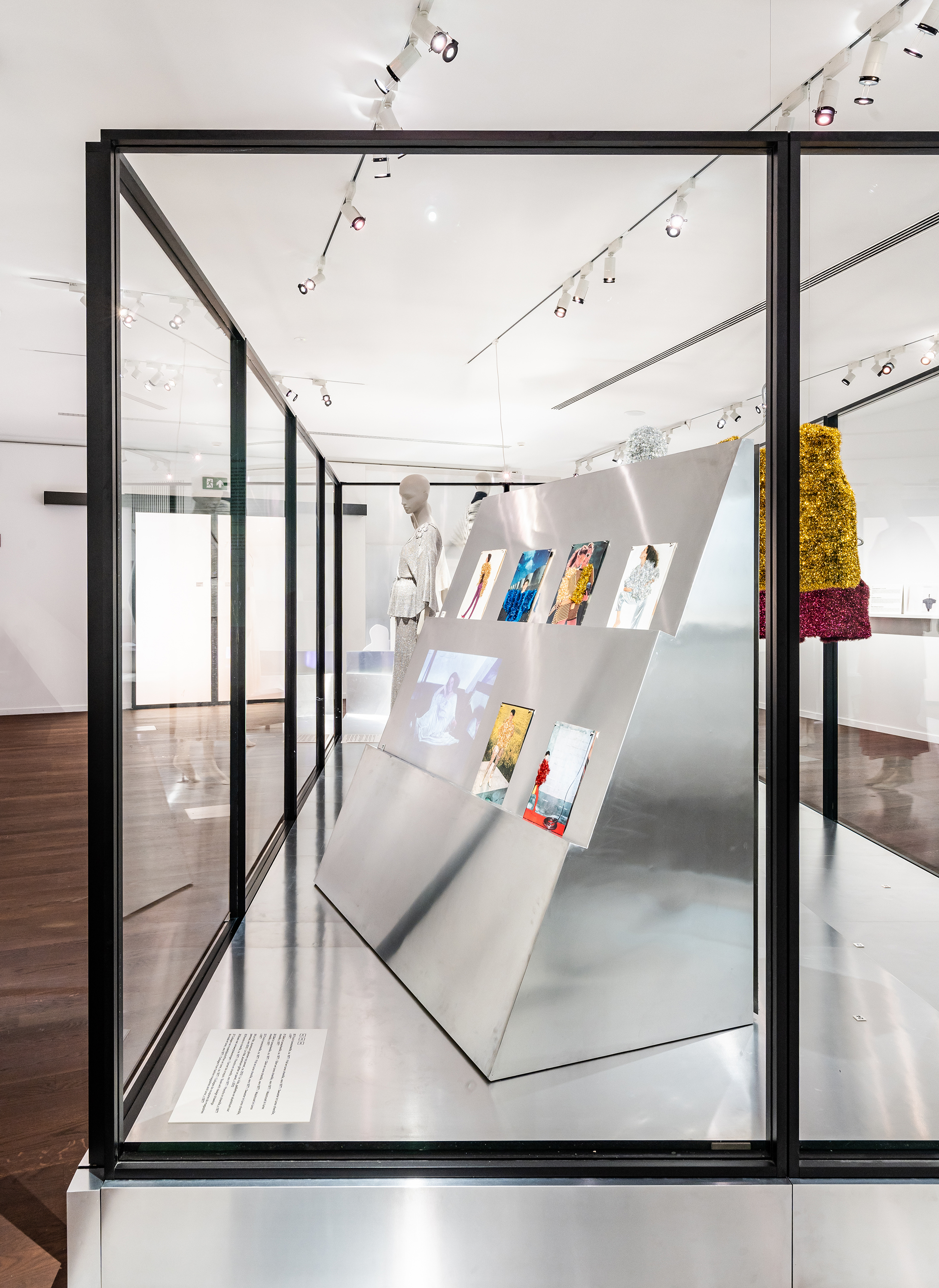 LUCID B bis vitrines MOMU 08