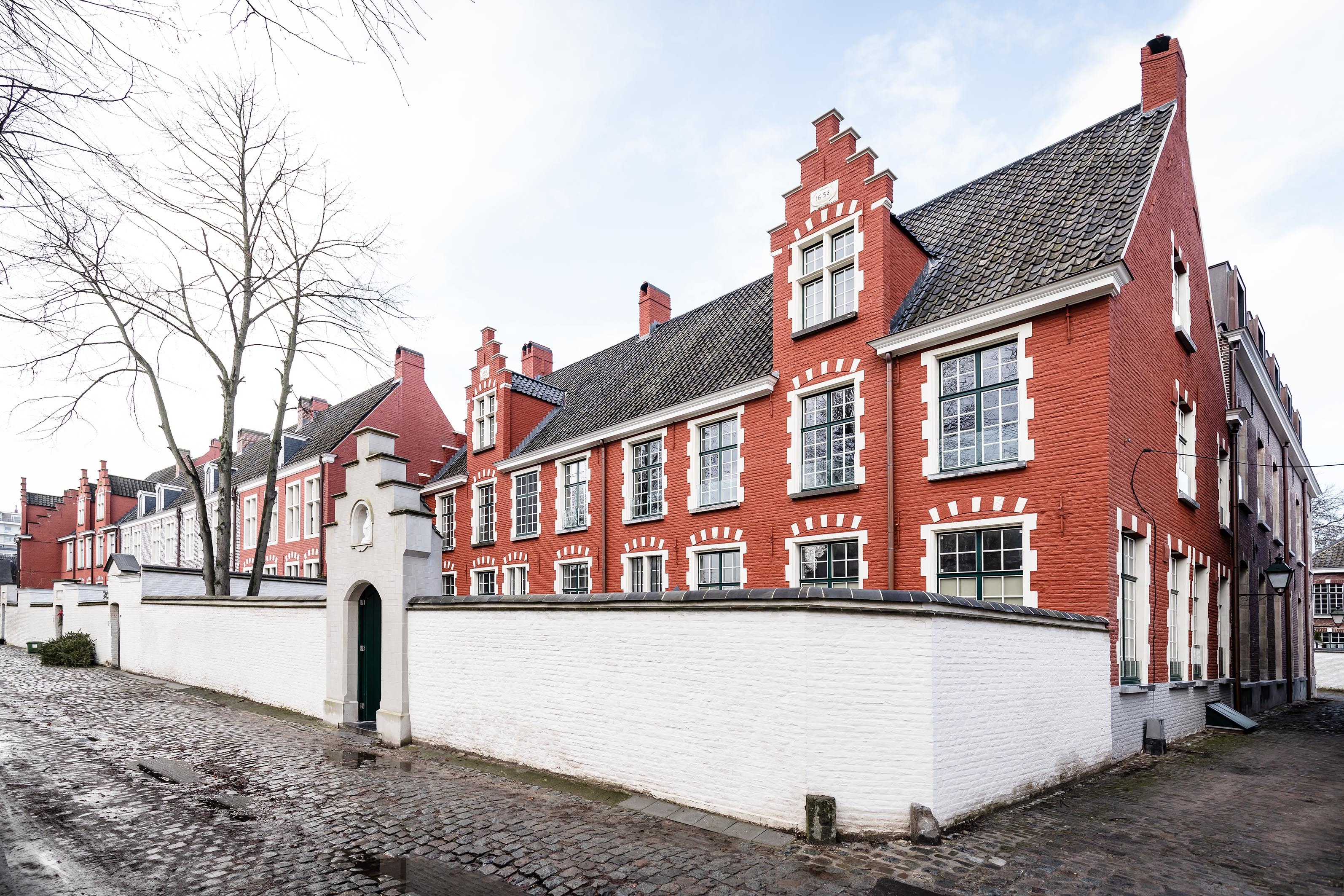 LOW LUCID B Juxta Convent Gent 003