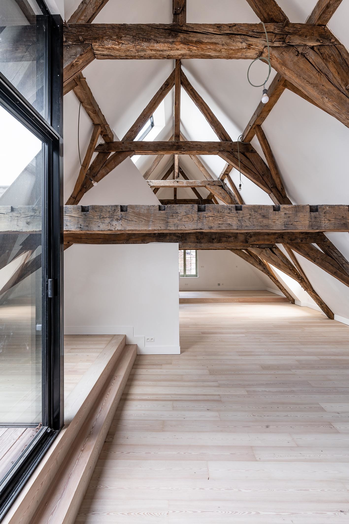 LOW LUCID B Juxta Convent Gent 027