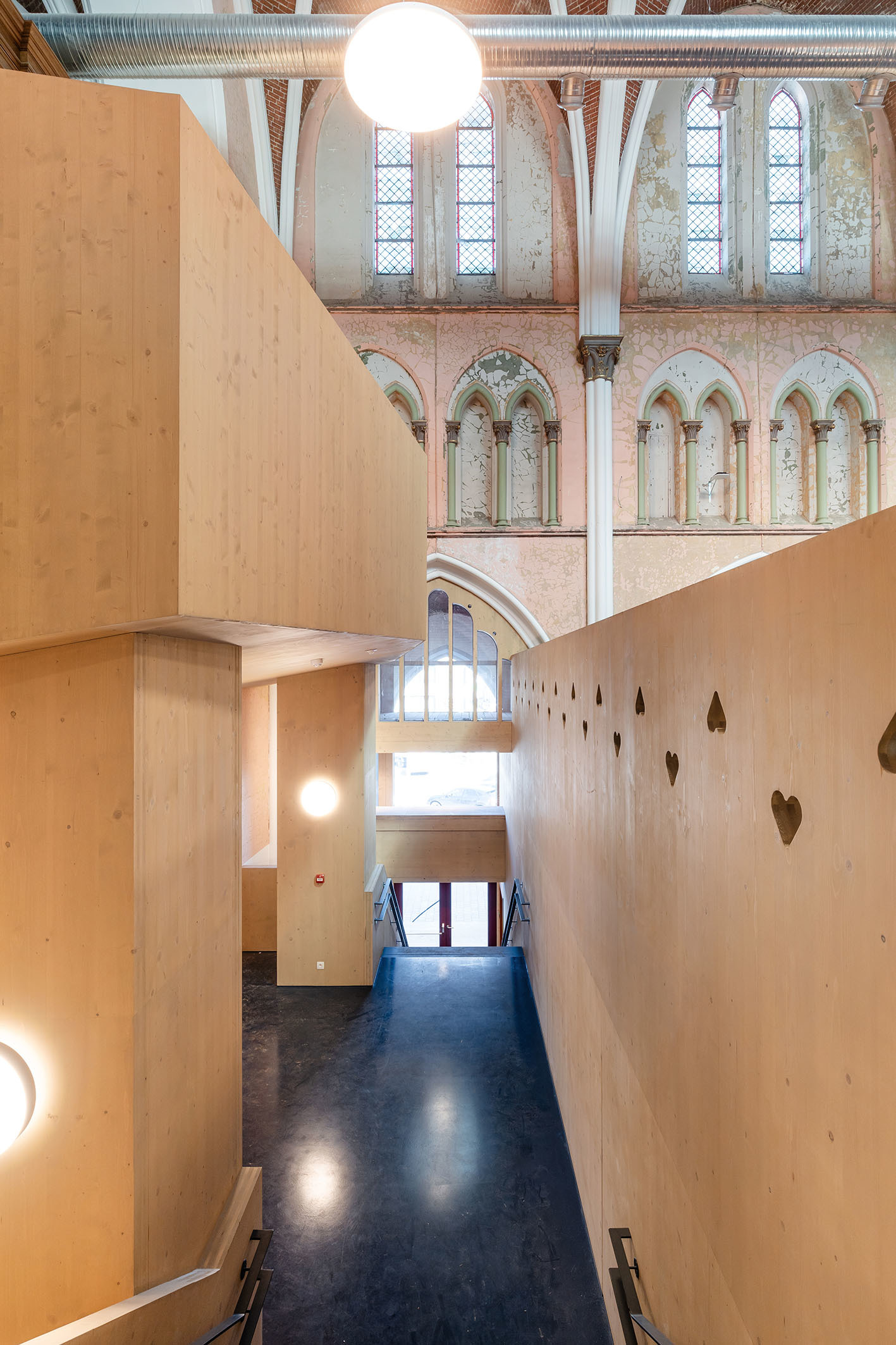 LOW LUCID B Juxta H Hart 019