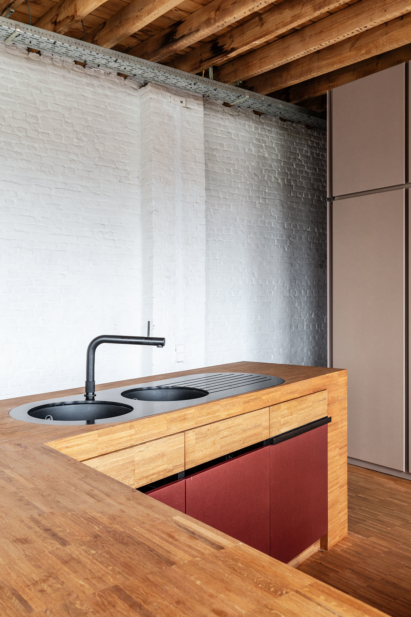 LOW LUCID B bis Anyplace 008