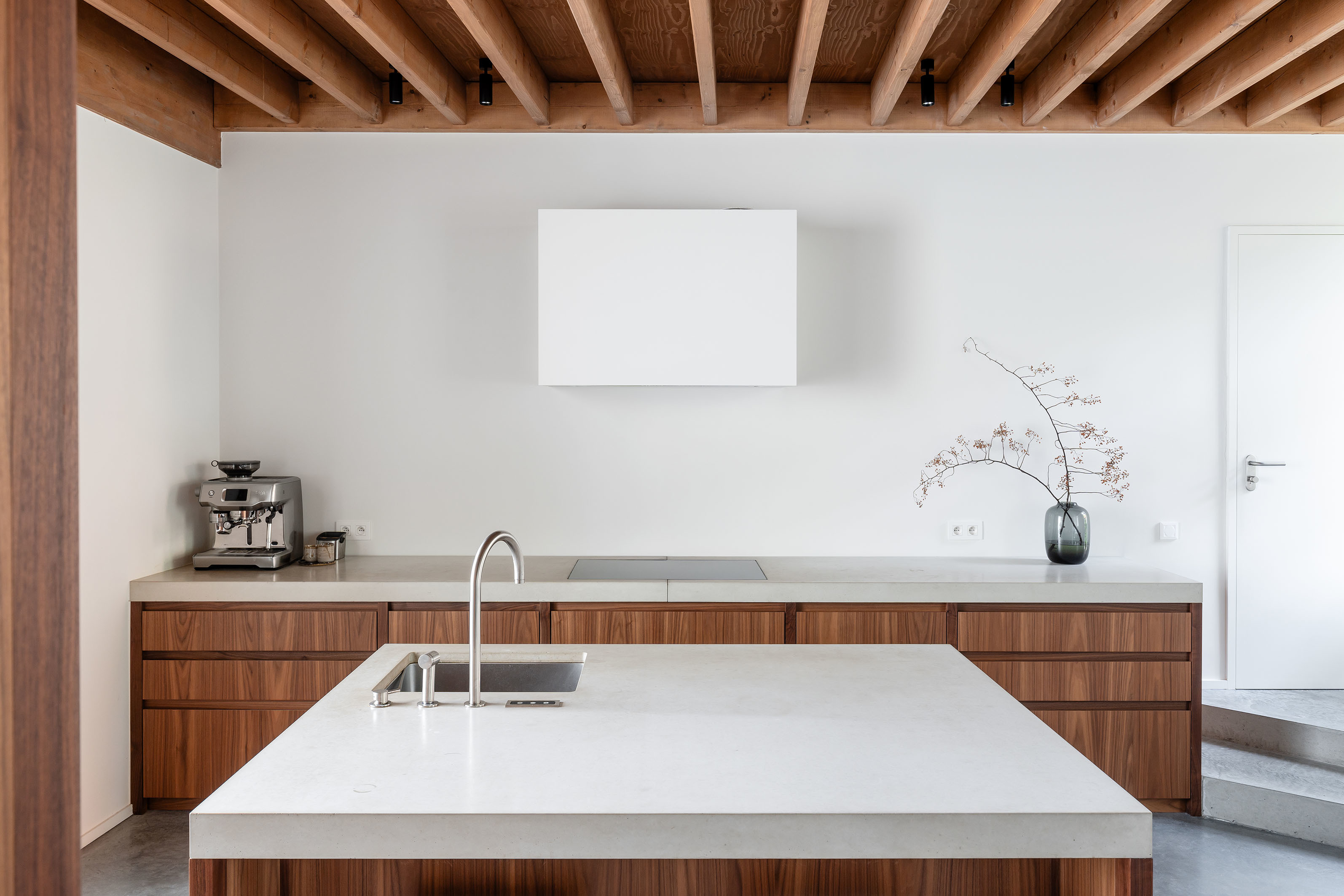 LOW LUCID B bis Zwarte Arend 10