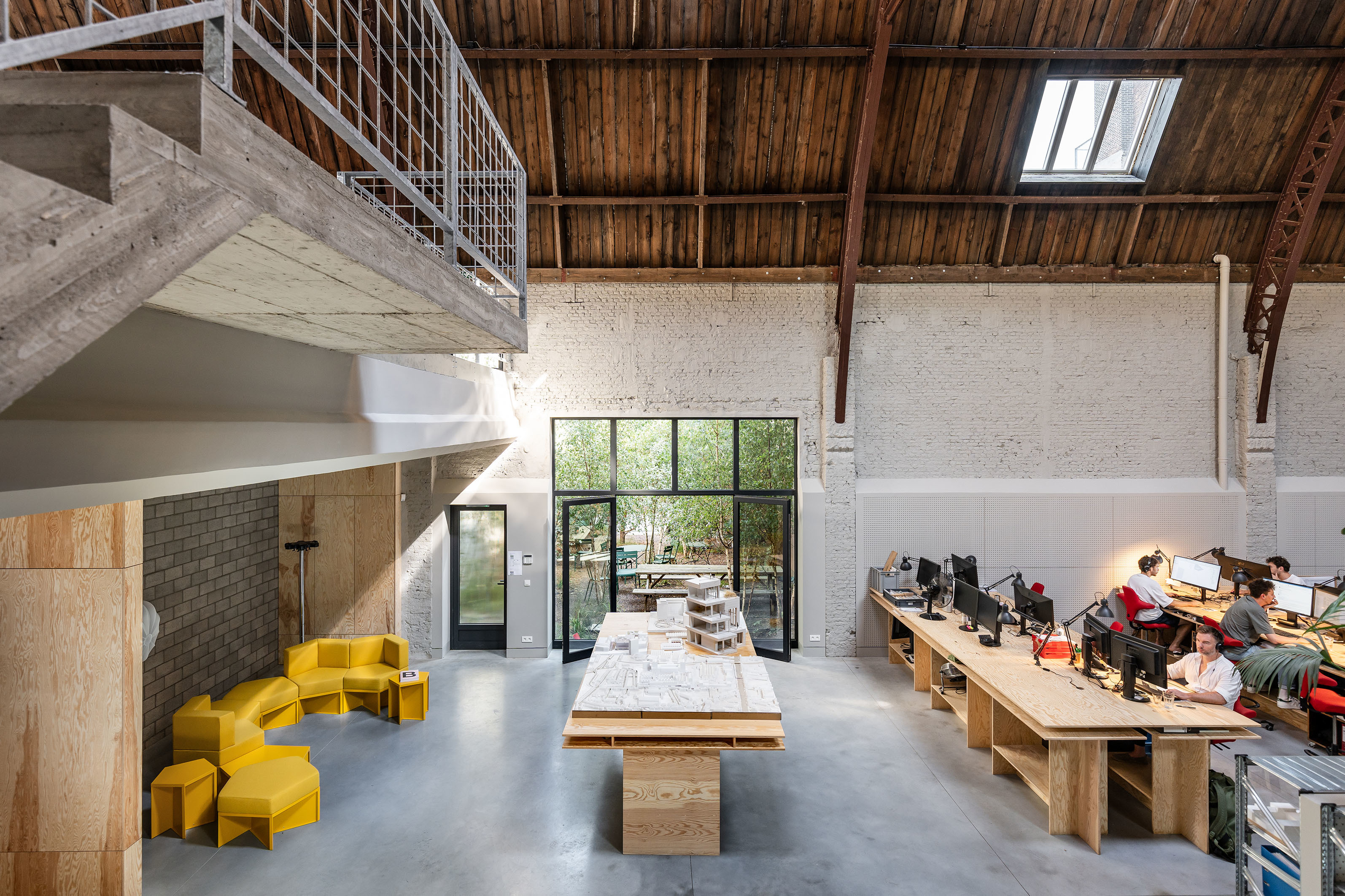 LOW LUCID B cinema 011