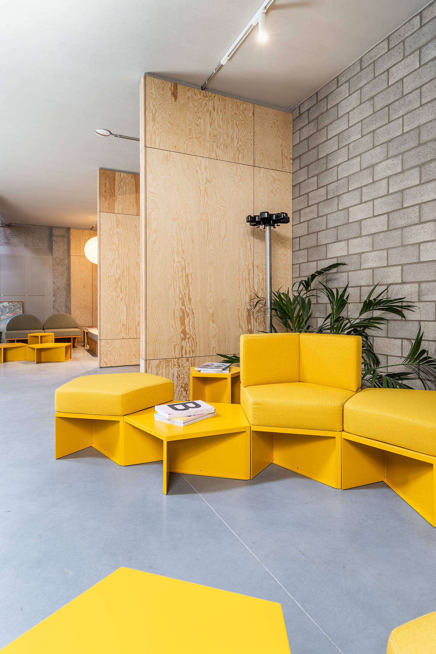 LOW LUCID B cinema 015