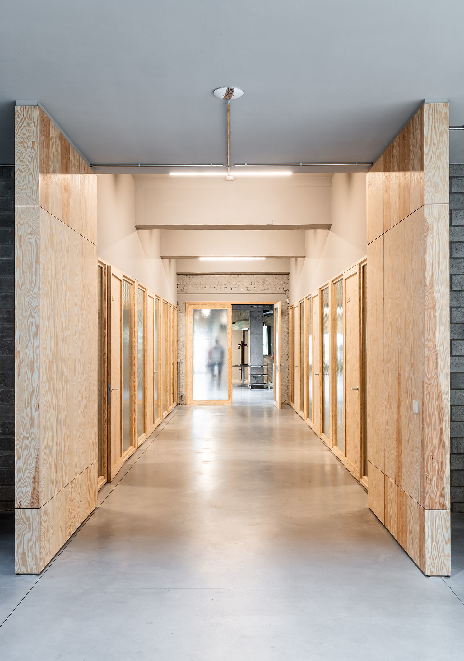 LOW LUCID B cinema 021