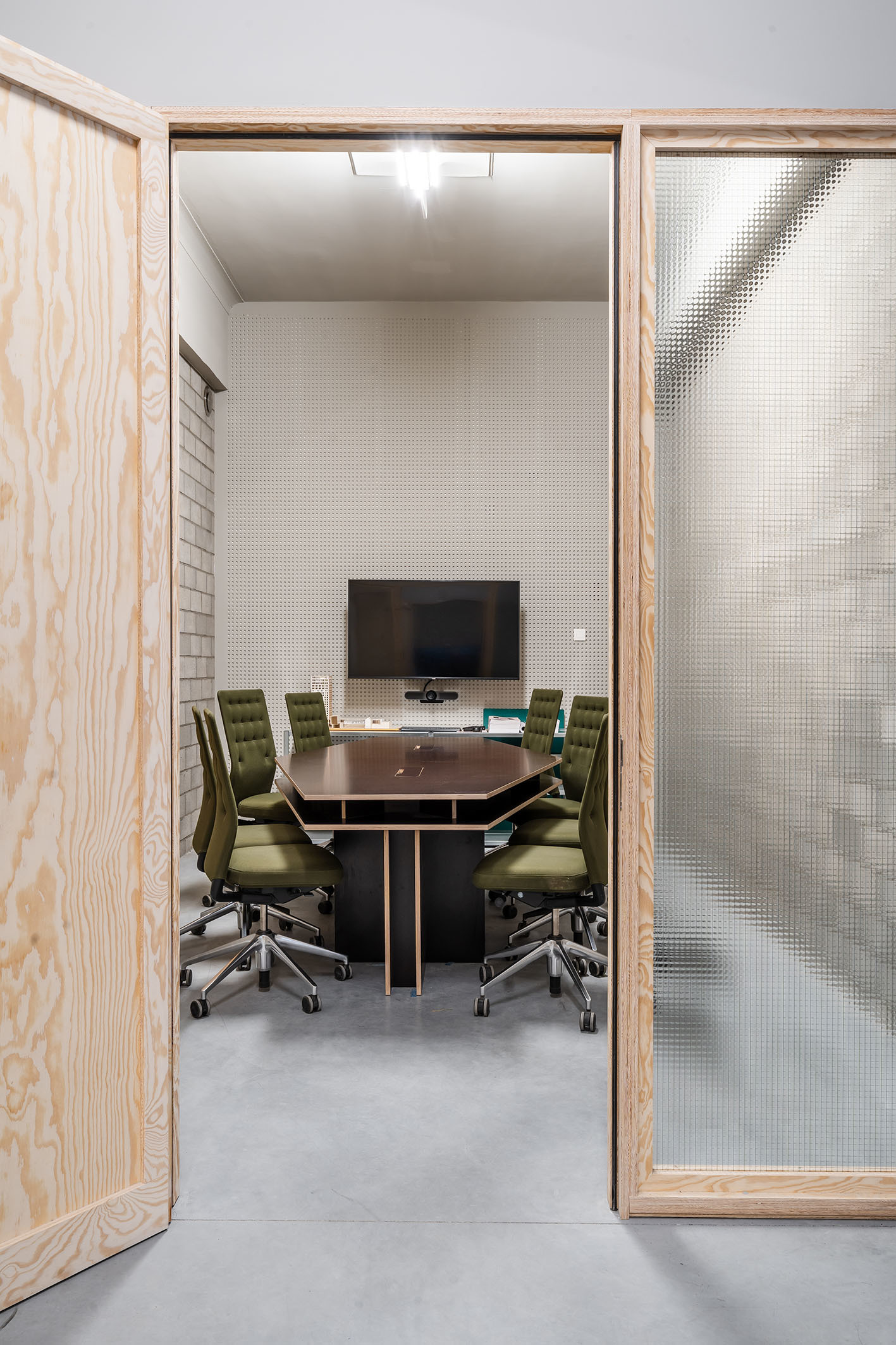 LOW LUCID B cinema 029