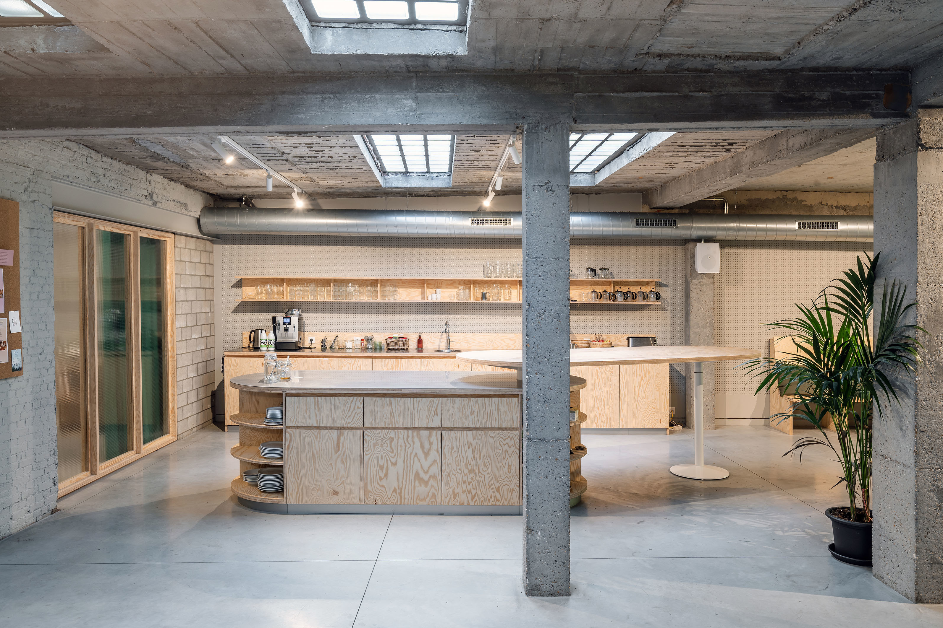 LOW LUCID B cinema 031